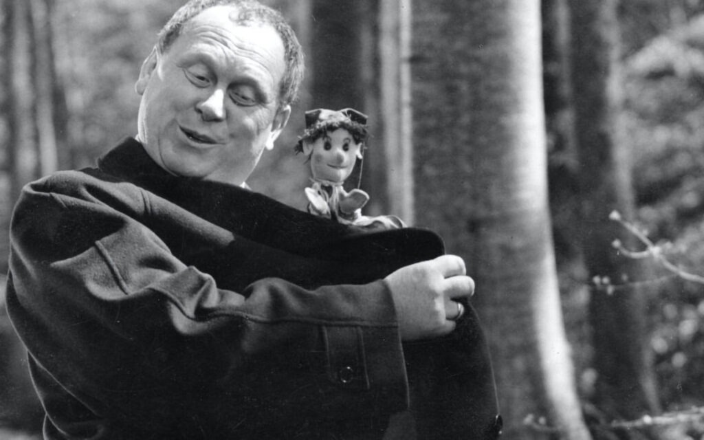 Filmszene von "Es geschah am hellichten Tag" aus den 50ern: Der Kindesmörder zeigt sich