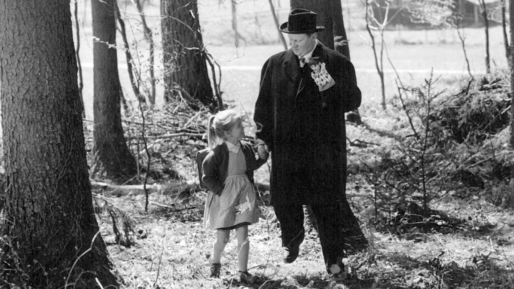 Filmszene von "Es geschah am hellichten Tag" aus den 50ern: Der Kindesmörder zeigt sich dem Mädchen