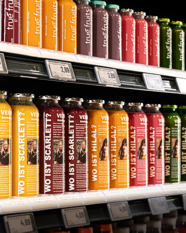 Smoothie-Regal mit Vermisstenanzeigen von Hilal Ercan und Scarlett Salice